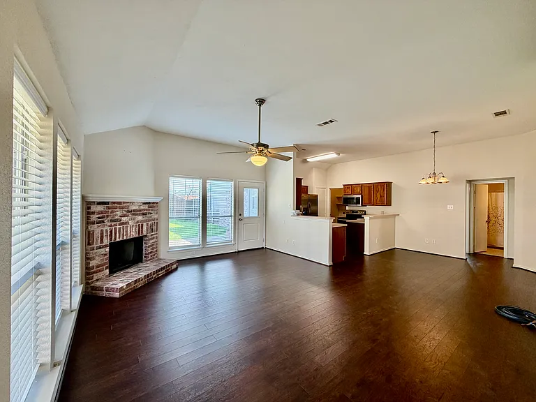 1302 Old Knoll Dr — Photo 6
