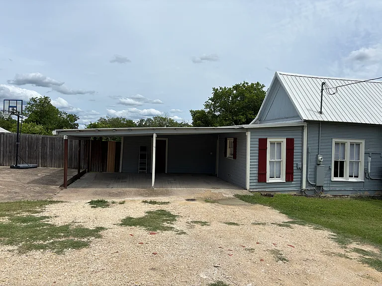 413 N Pecan St — Photo 24