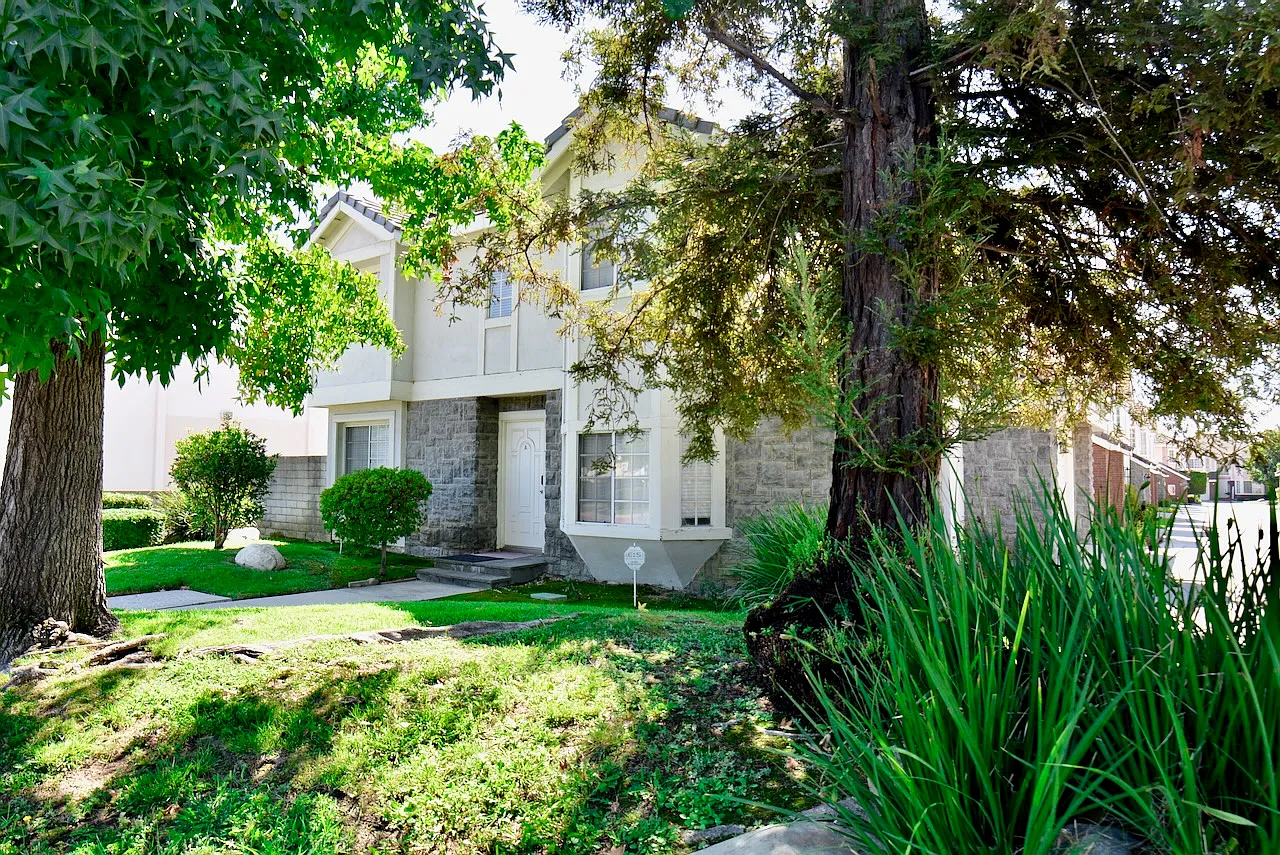 4 bed, 1.5 bath, 1889 sqft, $3,000 — Photo 1