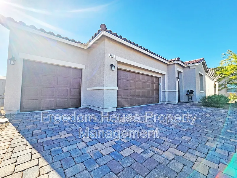 3 bed, 2.0 bath, 2085 sqft, $2,141 — Photo 4