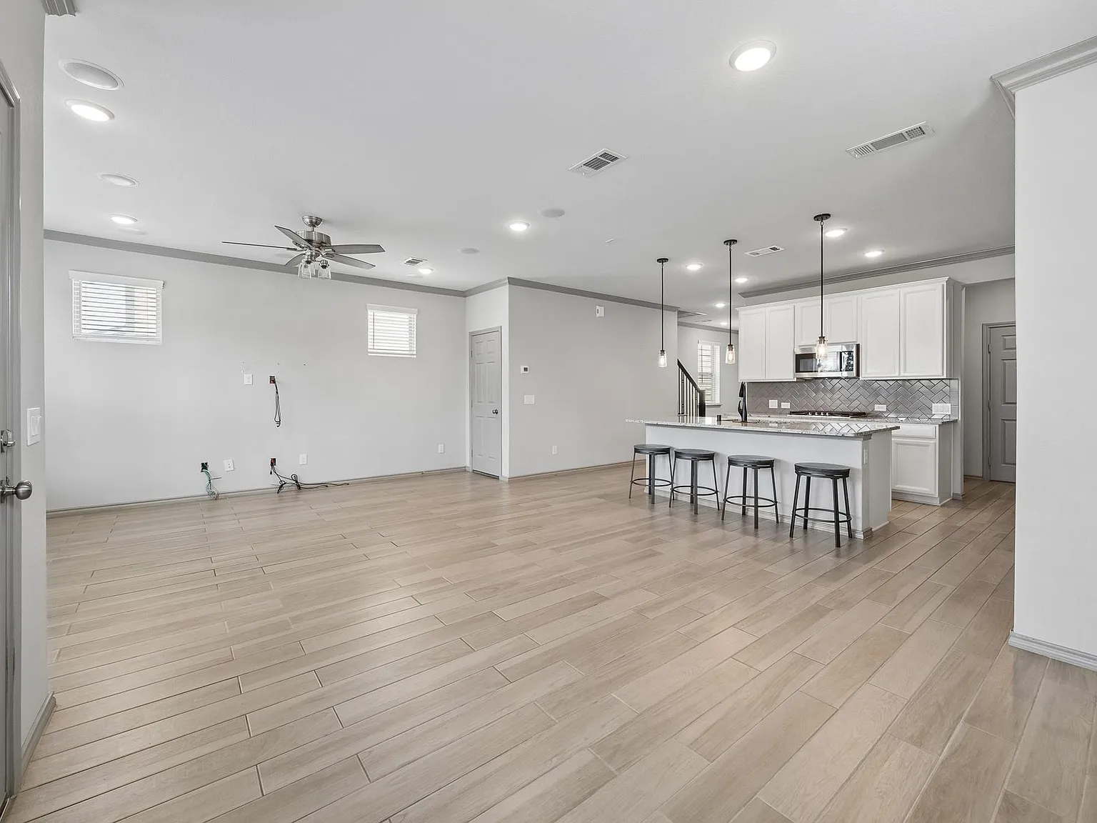 3 bed, 2.5 bath, 2041 sqft, $3,100 — Photo 3