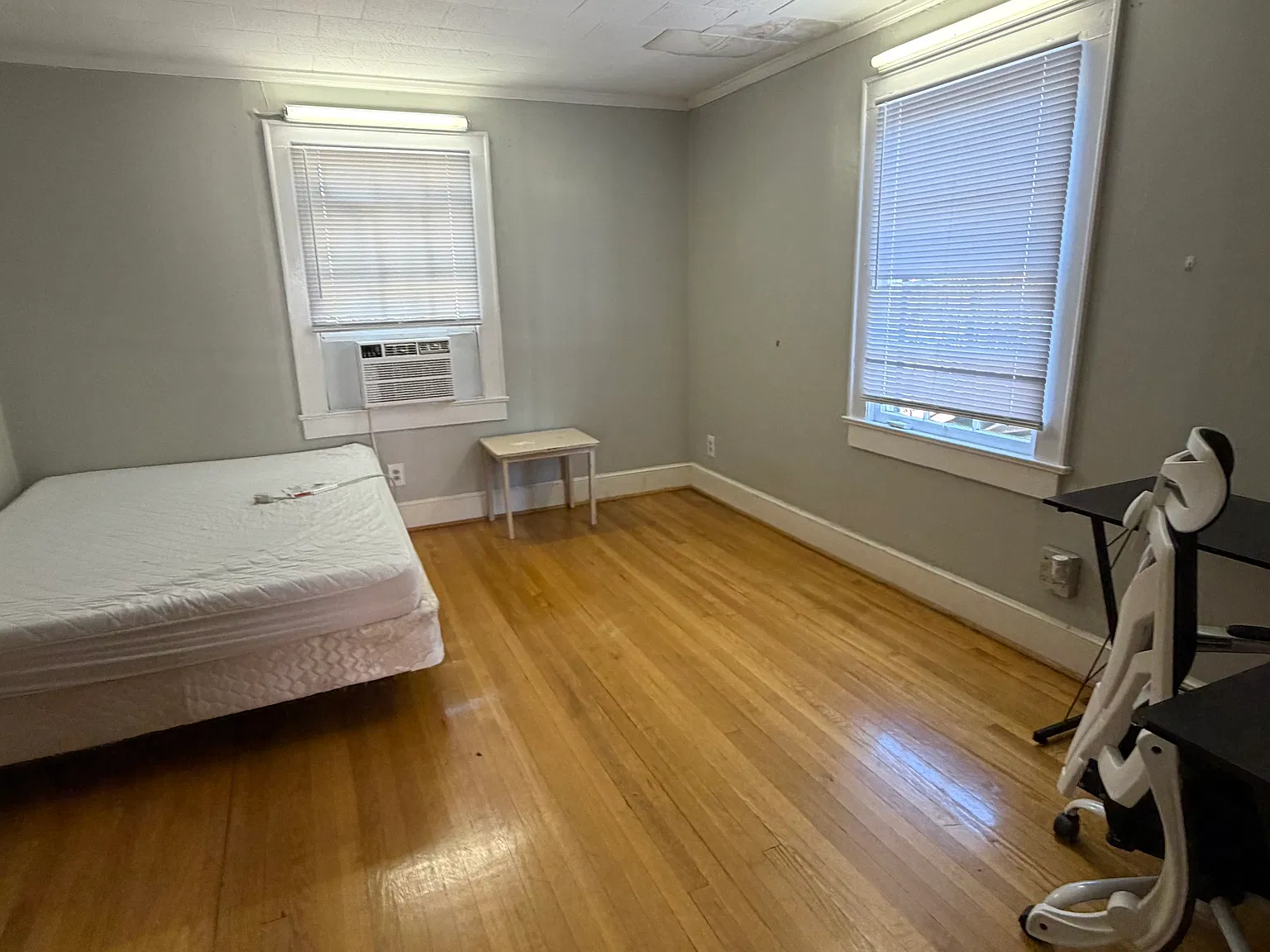 3 bed, 1.5 bath, 4000 sqft, $875 — Photo 2
