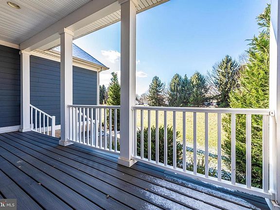 Covered front porch and the large front yard!
