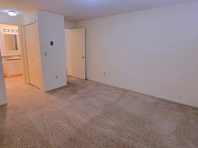 1340 Summers Ln #2 — Photo 8