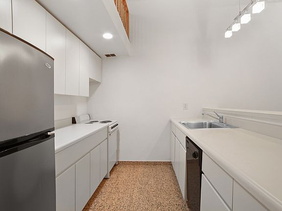 4th image of 213 E 37th St #1C