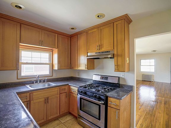 4th image of 176 Van Buren St