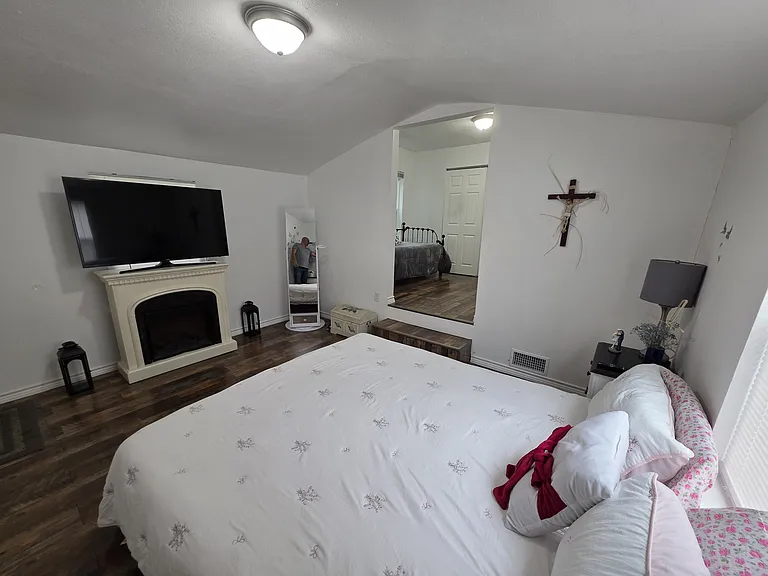 1404 Clinton Ave — Photo 3