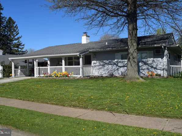 410 Pinewood Dr, Levittown, PA 19054