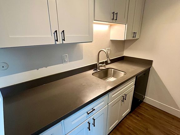 3rd image of 927 E Blithedale Ave #7