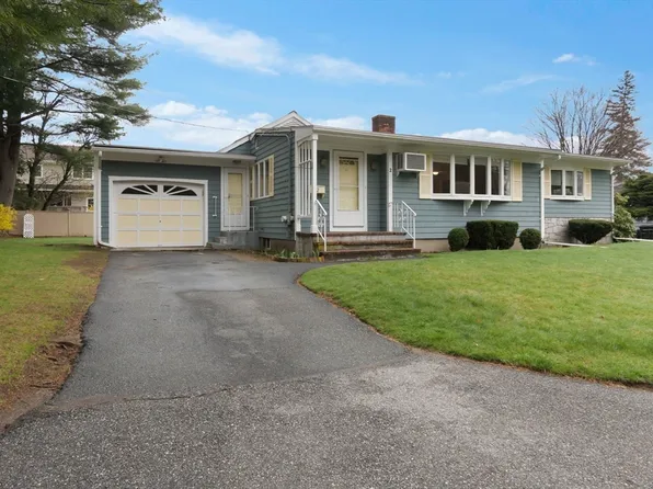 2 Standish Rd, Lynnfield, MA 01940