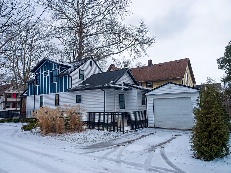 2465 Tremont Ave — Photo 4
