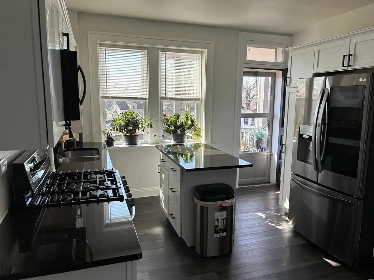Building Photo - 4610 Wilcox Ave #2F