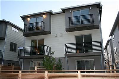 Positioned 1/2 block from Alki Beach and it's Restaurants!