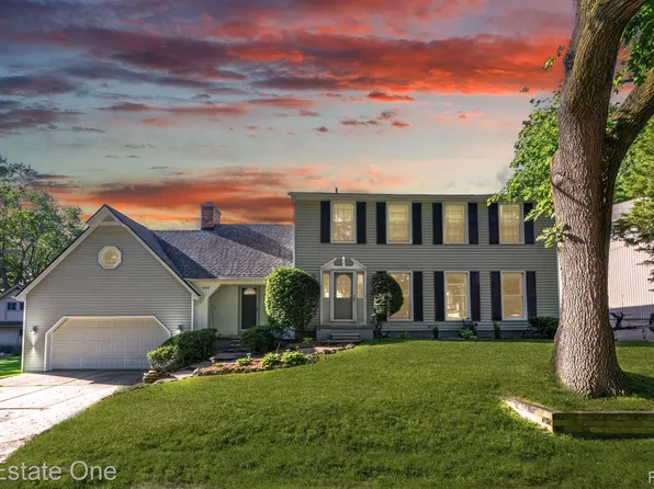 1285 Delmonte St, Wolverine Lake, MI 48390