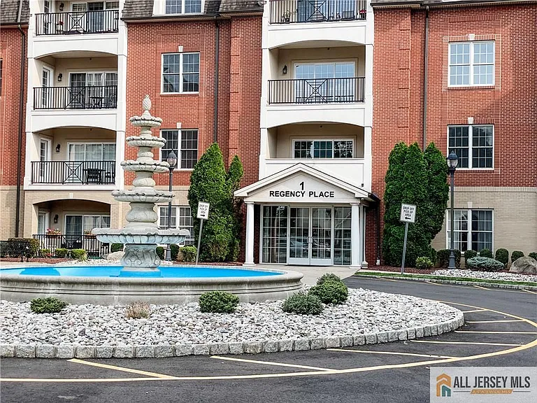 105 Regency Pl — Photo 3