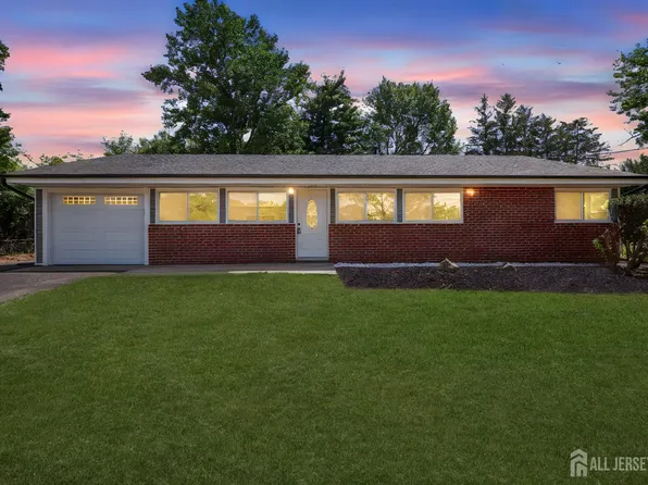 12 Dillon Rd, Kendall Park, NJ 08824