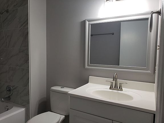 2nd full bath (2nd floor)