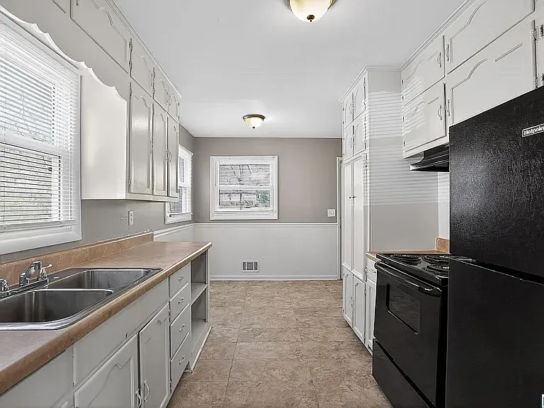 317 Westwood Dr — Photo 3