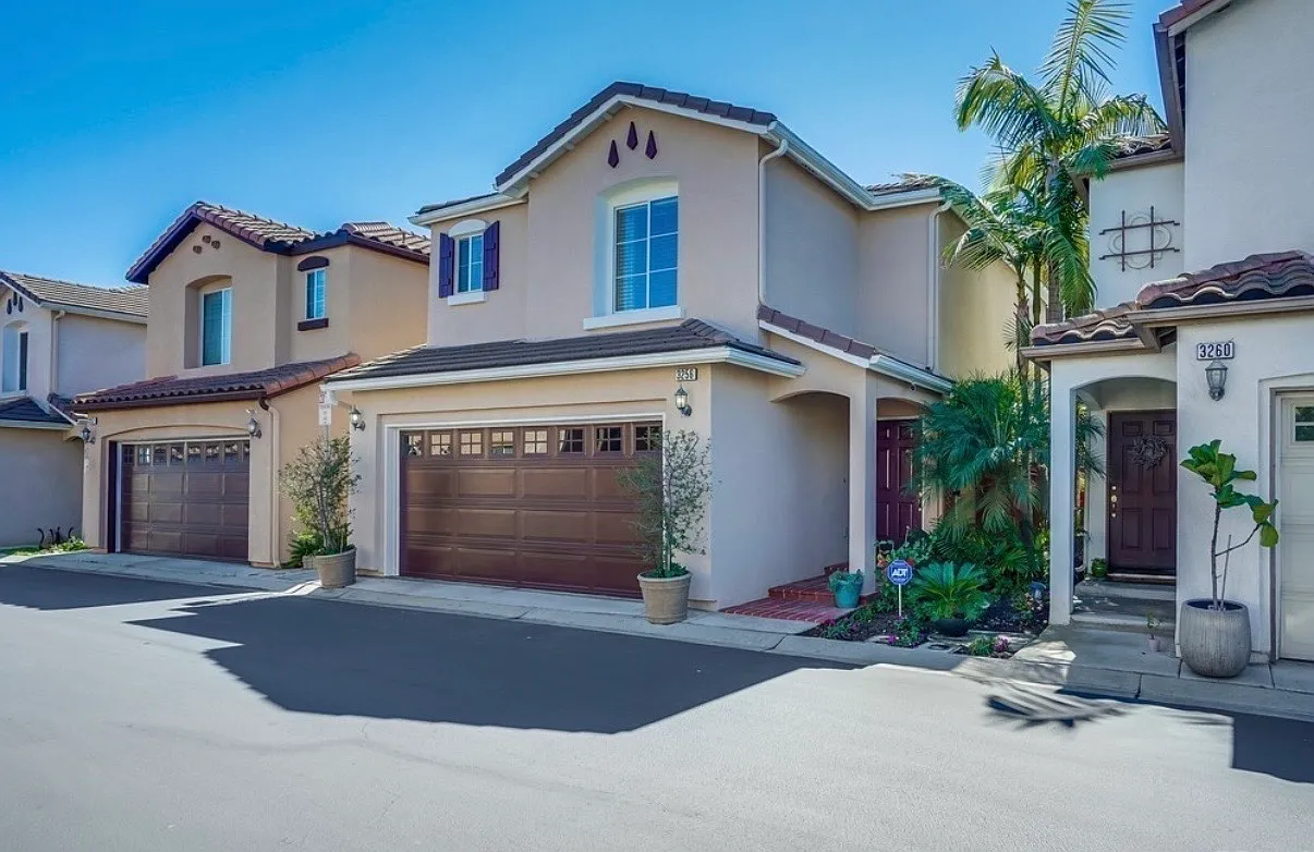 3 bed, 2.5 bath, 1376 sqft, $4,300 — Photo 2