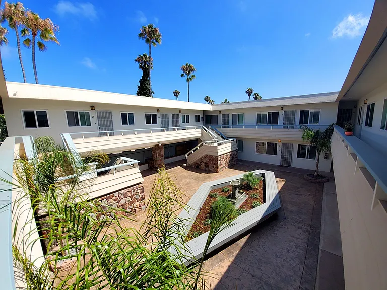 1465 Grand Ave — Photo 42
