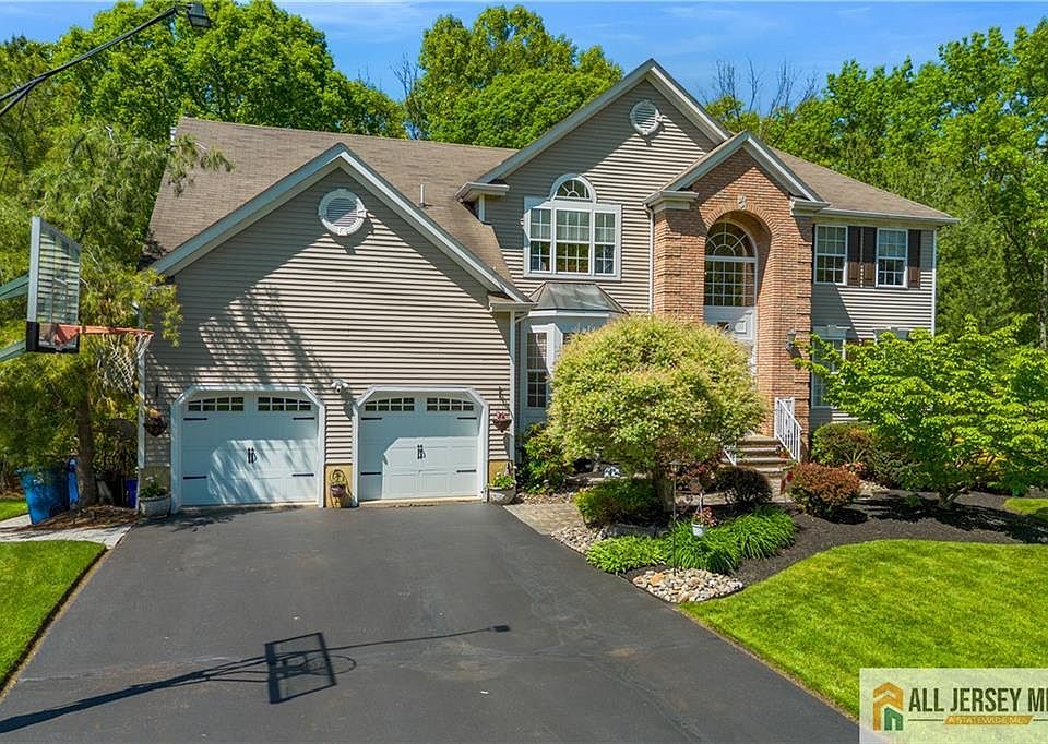 1st image of 52 Spruce Meadows Dr
