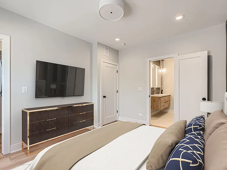 5014 N Rockwell St #1 — Photo 10