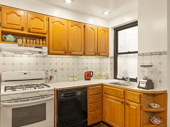 2nd image of 320 W 90th St APT 2A