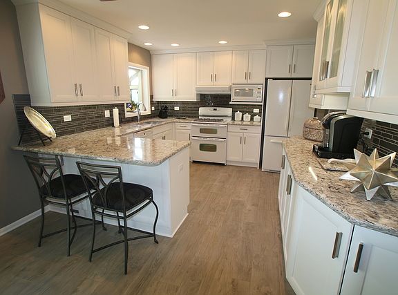 4th image of 1300 Waterbury Ln