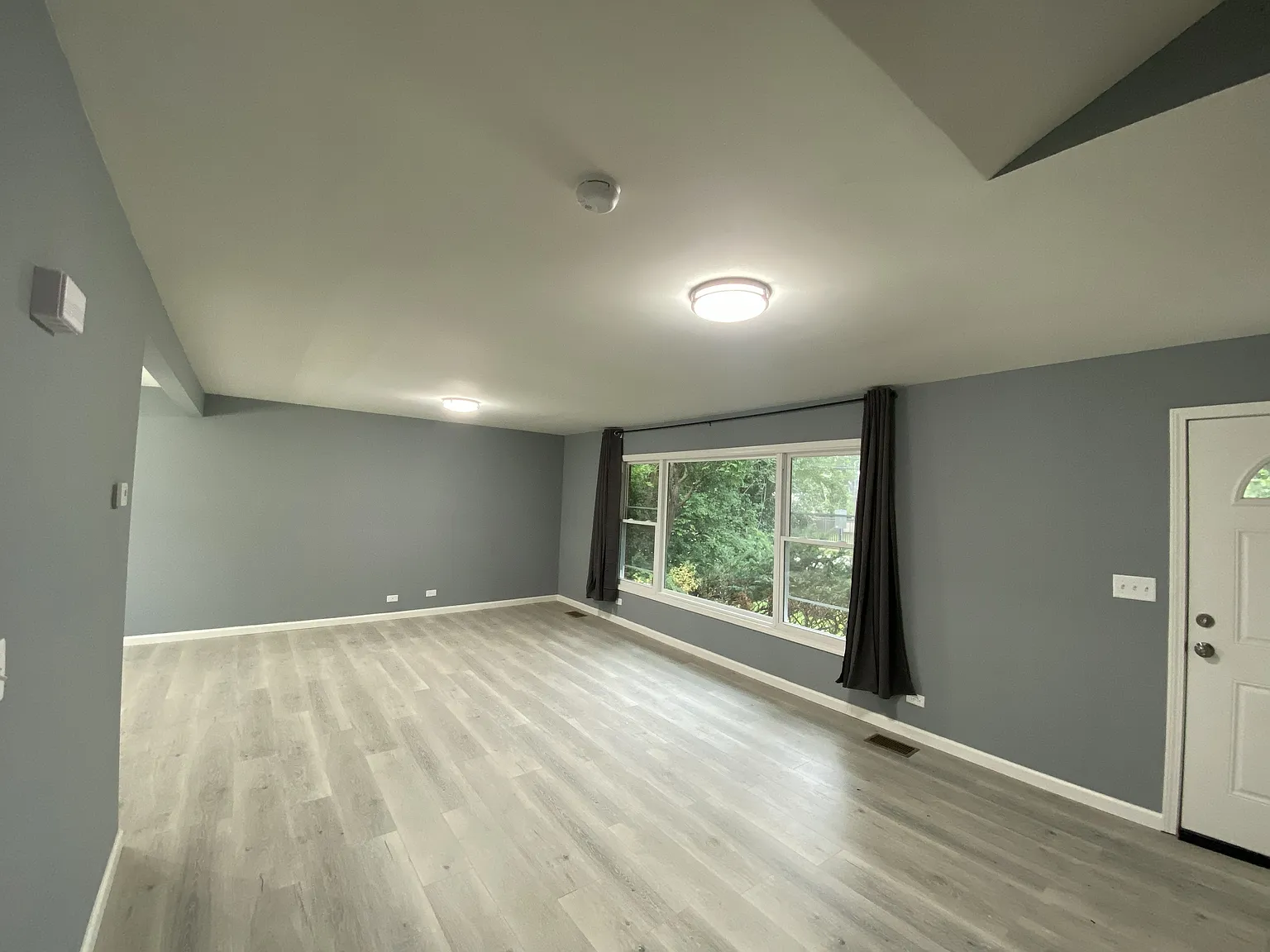 4 bed, 2800 sqft, $4,000 — Photo 2