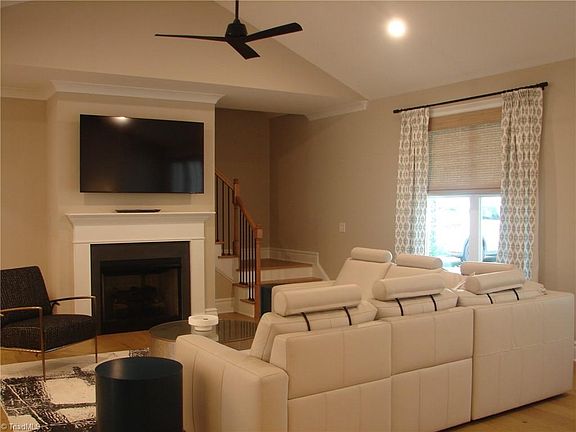 4th image of 4034 Waterview Rd