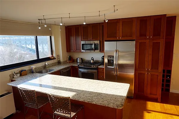 Sold by R New York | media 5