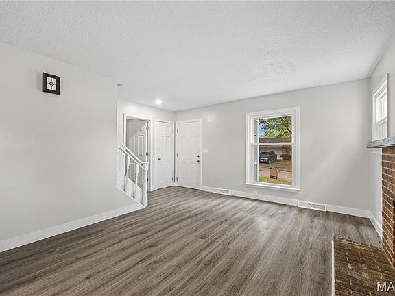 4th image of 109 Green Acres St