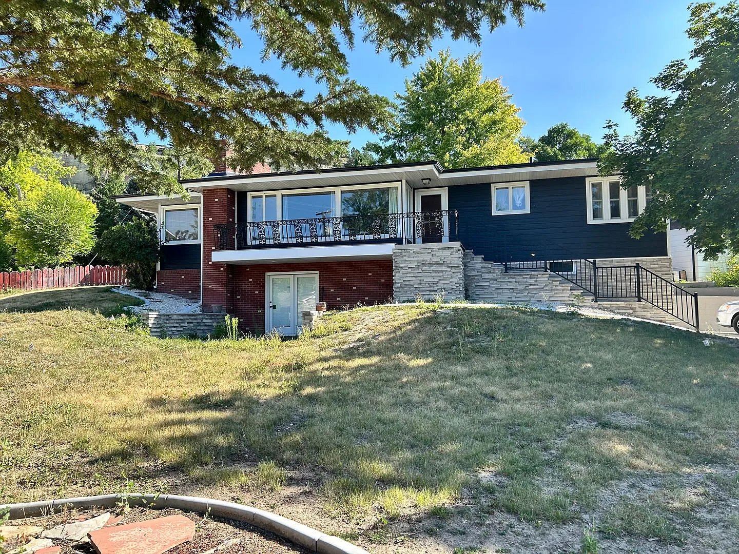 Gorgeous Mid Century 5 Bed Home — Photo 1