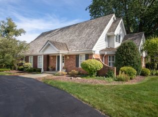 2 Royal Vale Dr, Oak Brook, IL 60523