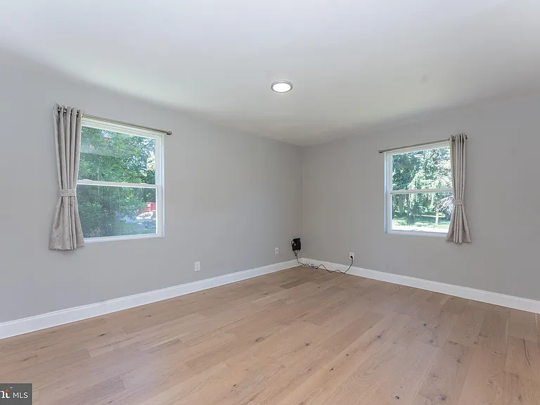 75 Reeder Ave — Photo 28