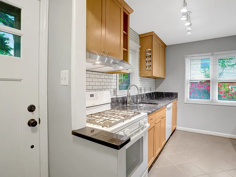 2340 Fairview Ter — Photo 5