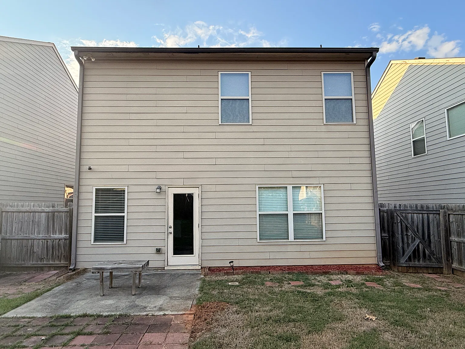 3 bed, 2.5 bath, 1924 sqft, $2,400 — Photo 3