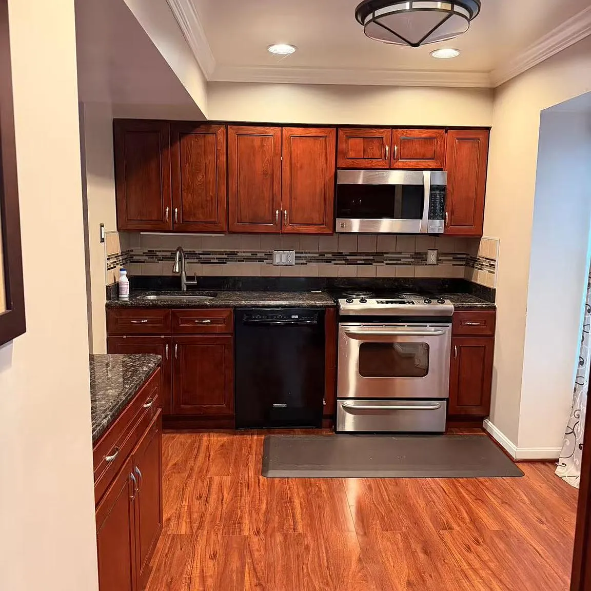 3 bed, 2.5 bath, 1400 sqft, $2,300 — Photo 2