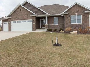 1702 Cobblestone Dr, De Witt, IA 52742