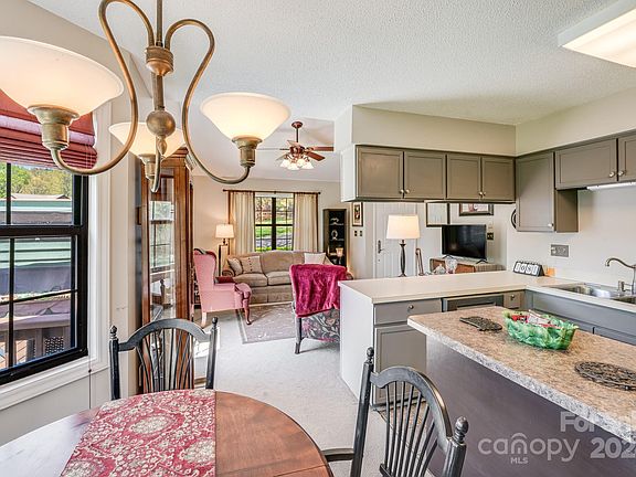 5th image of 2716 Woodridge Dr #I-2