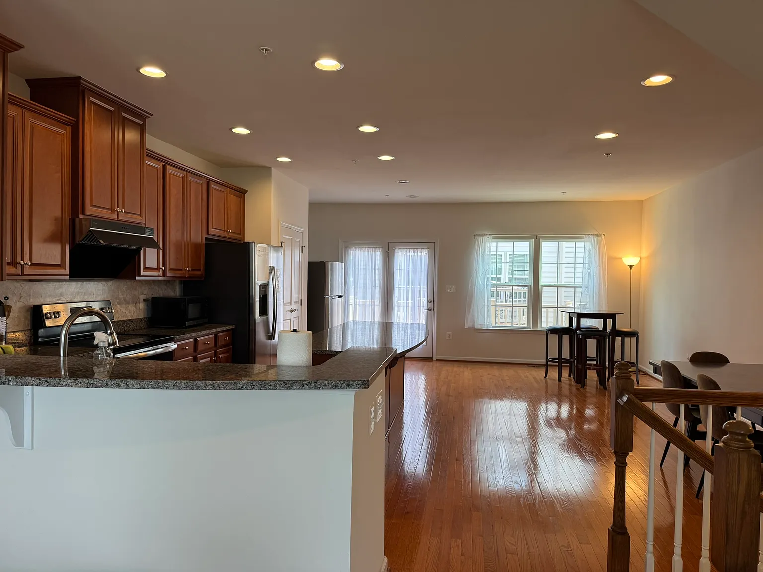 5 bed, 2520 sqft, $1,100 — Photo 4