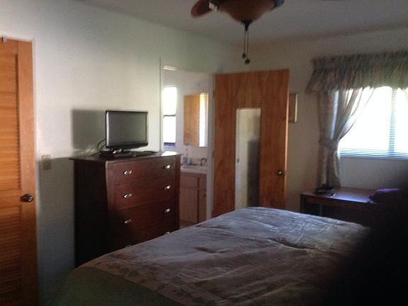 Queen size bed, bureau and chest of drawers, cable tv, desk