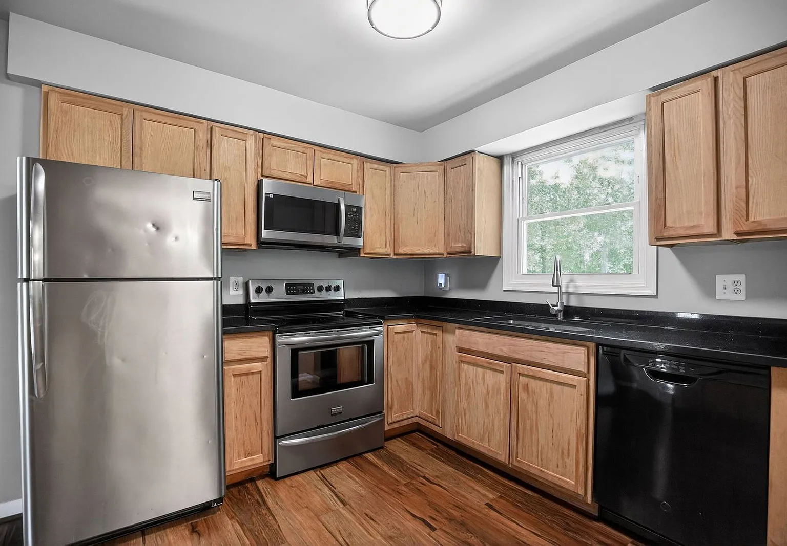 5 bed, 3.0 bath, 2073 sqft, $2,890 — Photo 3