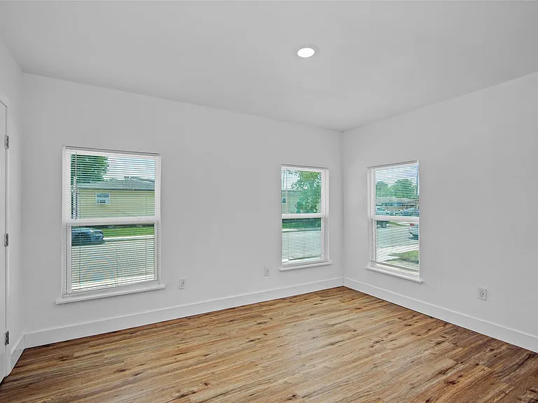 1203 W 6th St — Photo 27
