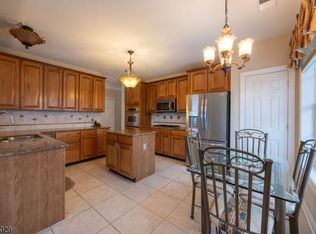 107 Holly Ln #107, Cedar Grove, NJ 07009