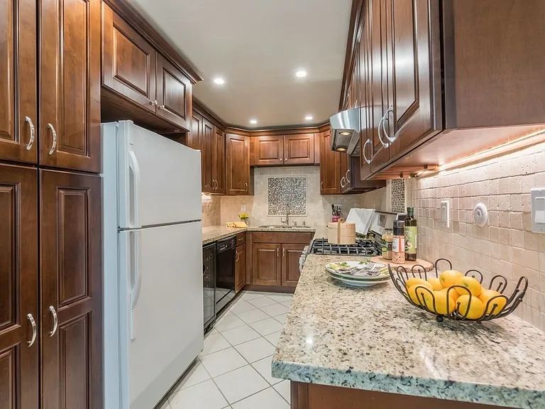 497 El Molino Ave #209 — Photo 4