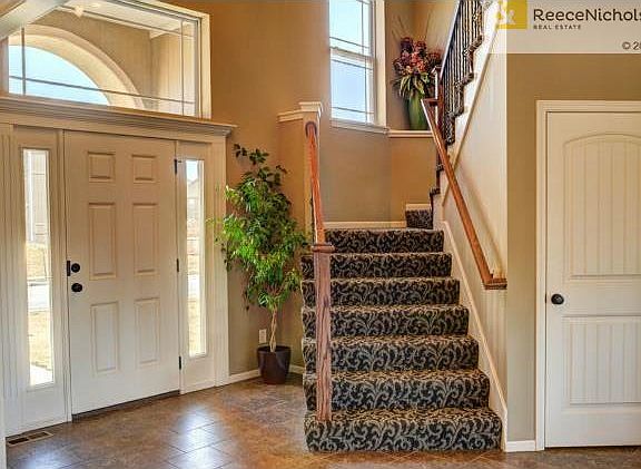 Great Entry w Unique Staircase!