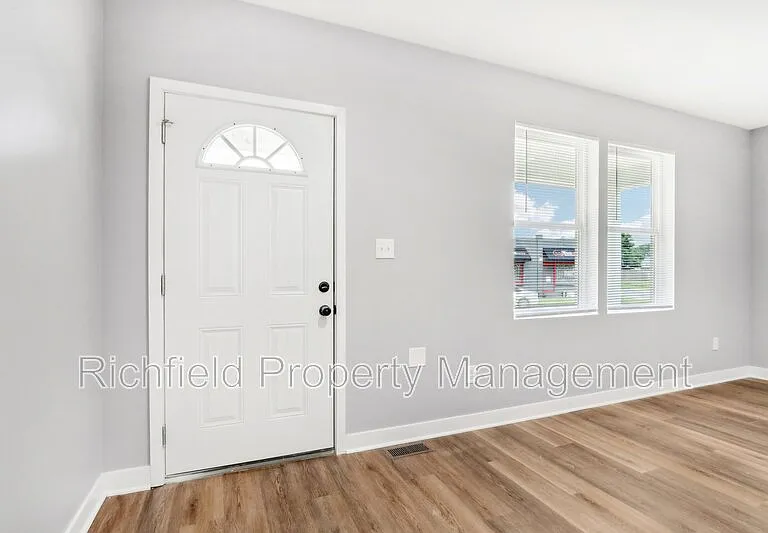 2034A E Maryland St — Photo 5