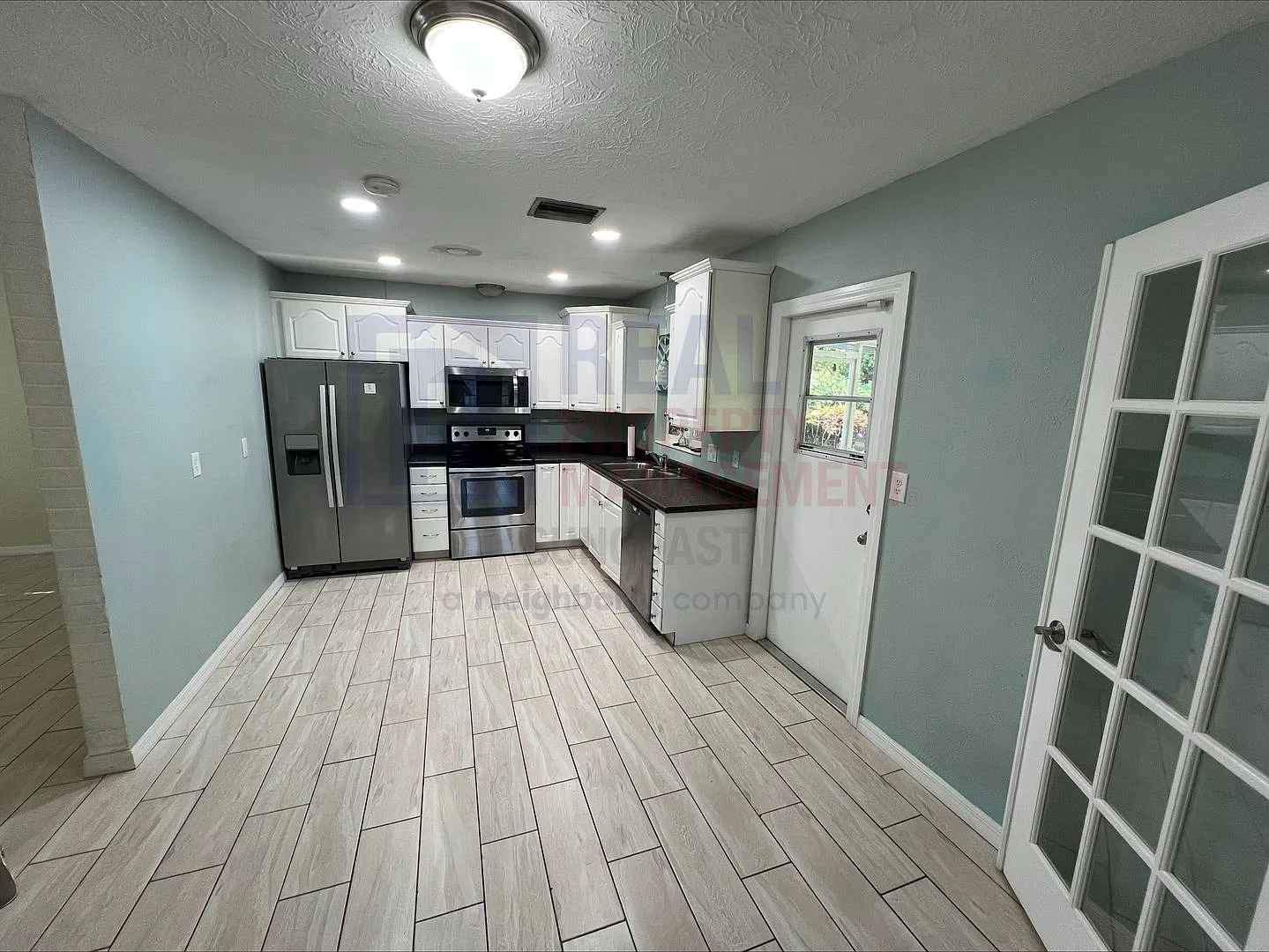 Adorable 3 Bed 2 Bath just minutes from the beach! — Photo 4