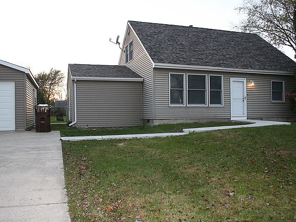 wide drive to garage & house